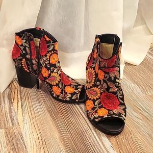 Beautiful embroidered open toed chunky heeled boots